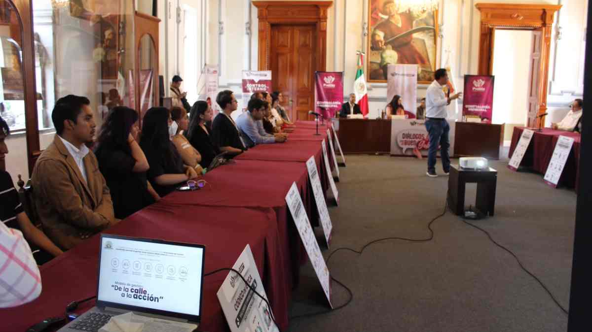 Universitarios dialogan con funcionarios del Ayuntamiento de Puebla sobre transparencia y rendición de cuentas