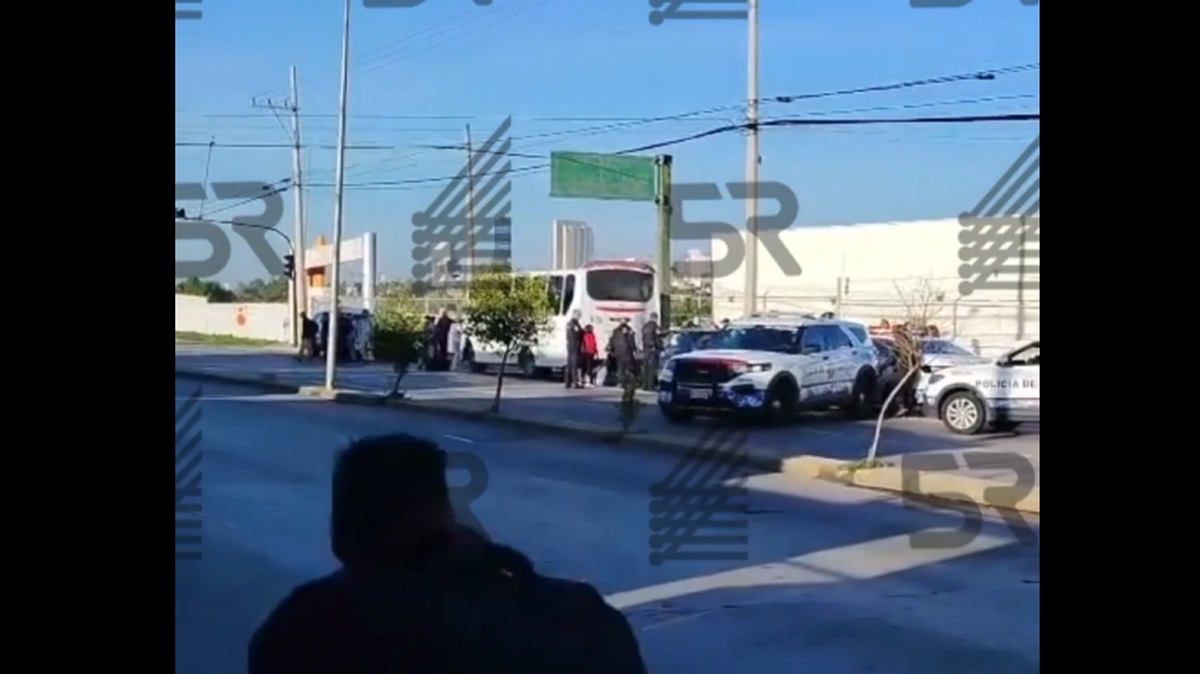 ¡Precaución! Fuerte accidente sobre Bulevar Esteban de Antuñano; hay motociclistas heridos.
