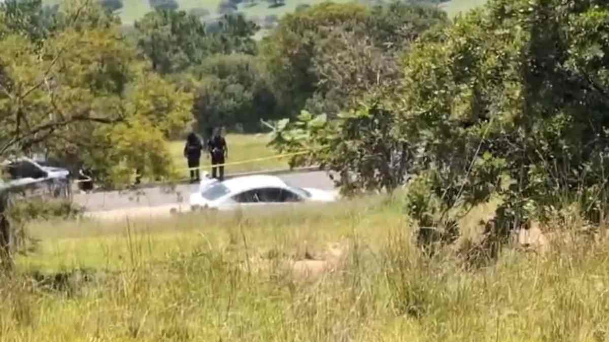 Hallan cuatro cuerpos dentro de un automóvil abandonado en Cuautinchán; investigan el móvil del crimen