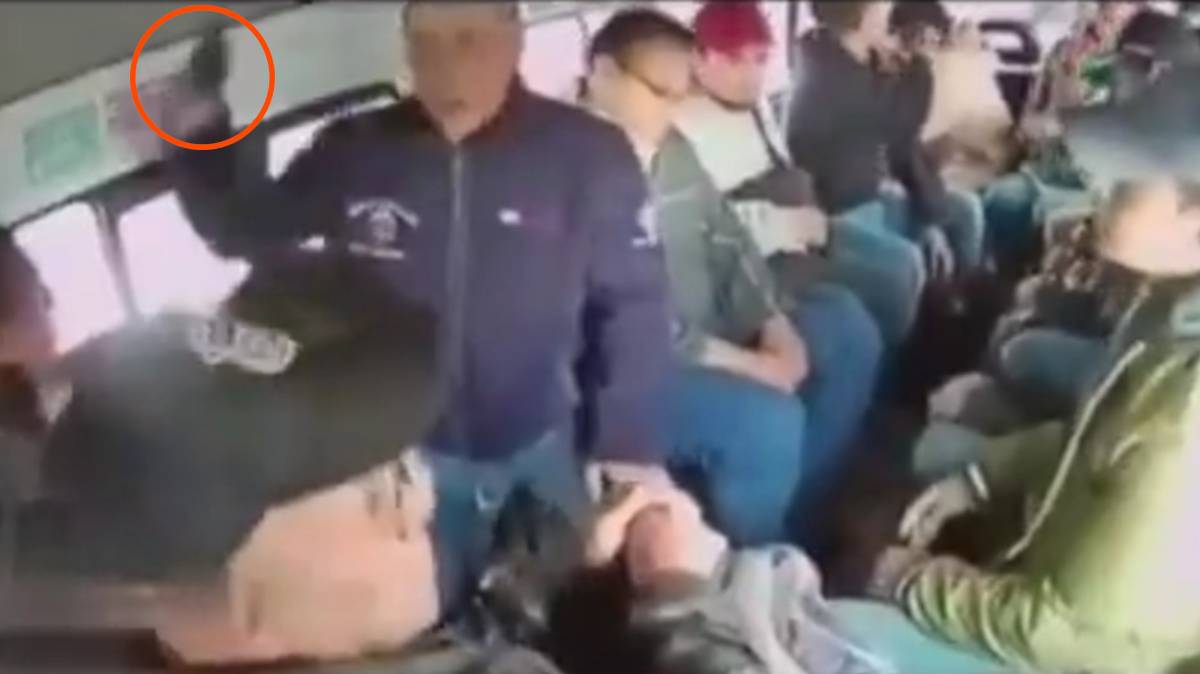 Video revela asalto dentro de combi Tlaxcala–Texmelucan; pasajeros fueron despojados de sus pertenencias en plena ruta