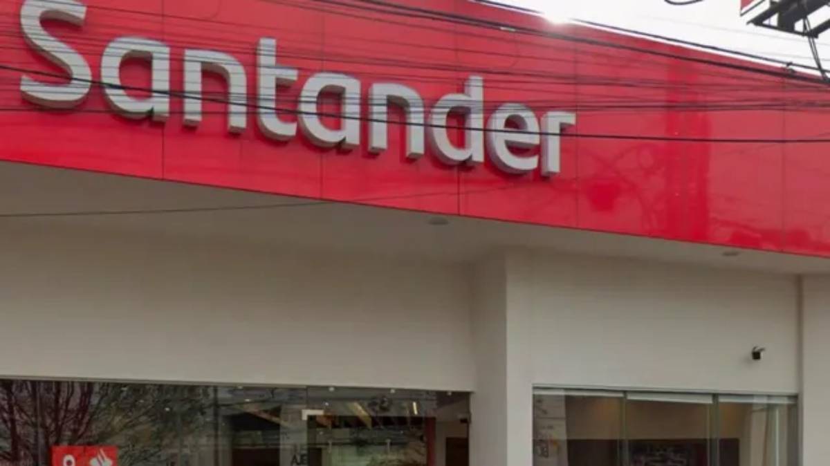 Asaltan a cuentahabiente tras salir de banco Santander en Puebla; motociclistas escapan con 21 mil pesos