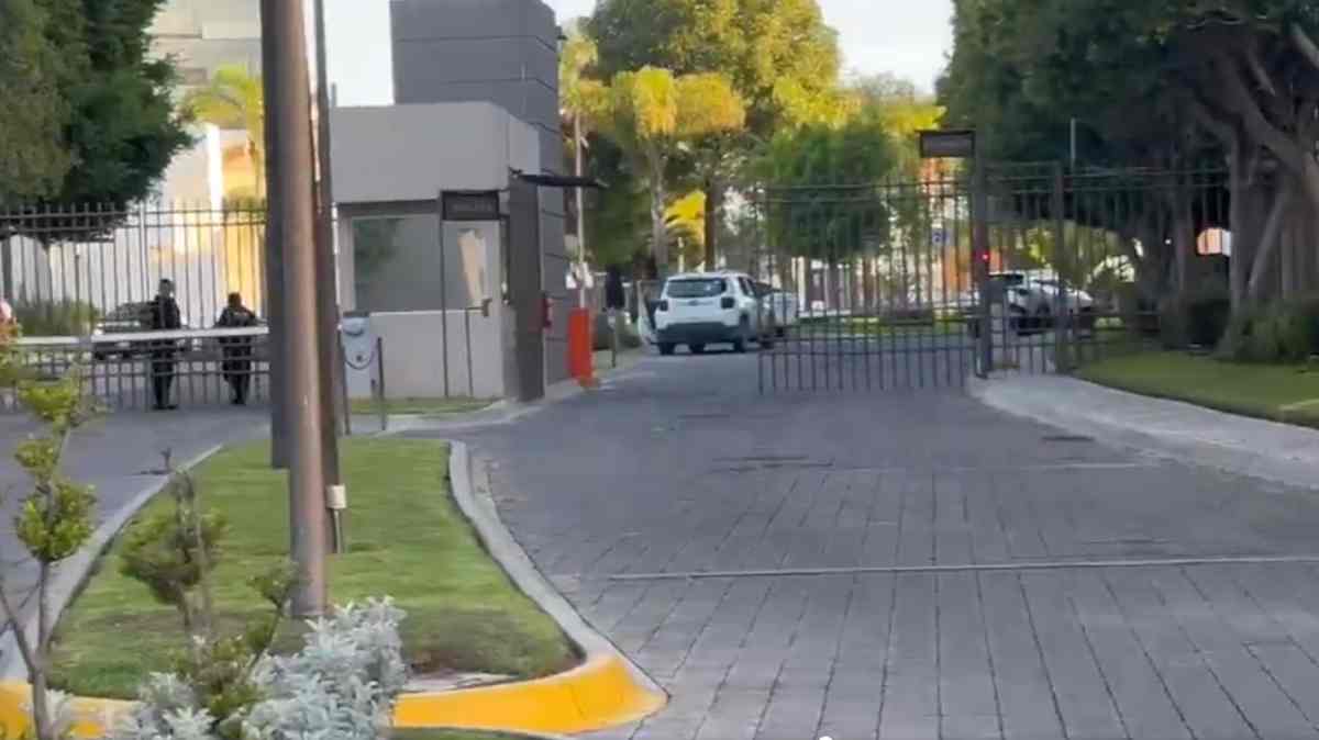 Fuerte operativo en Residencial Santa Fe sobre la Vía Atlixcáyotl; realizan cateo y surge versión sobre captura del presunto tirador