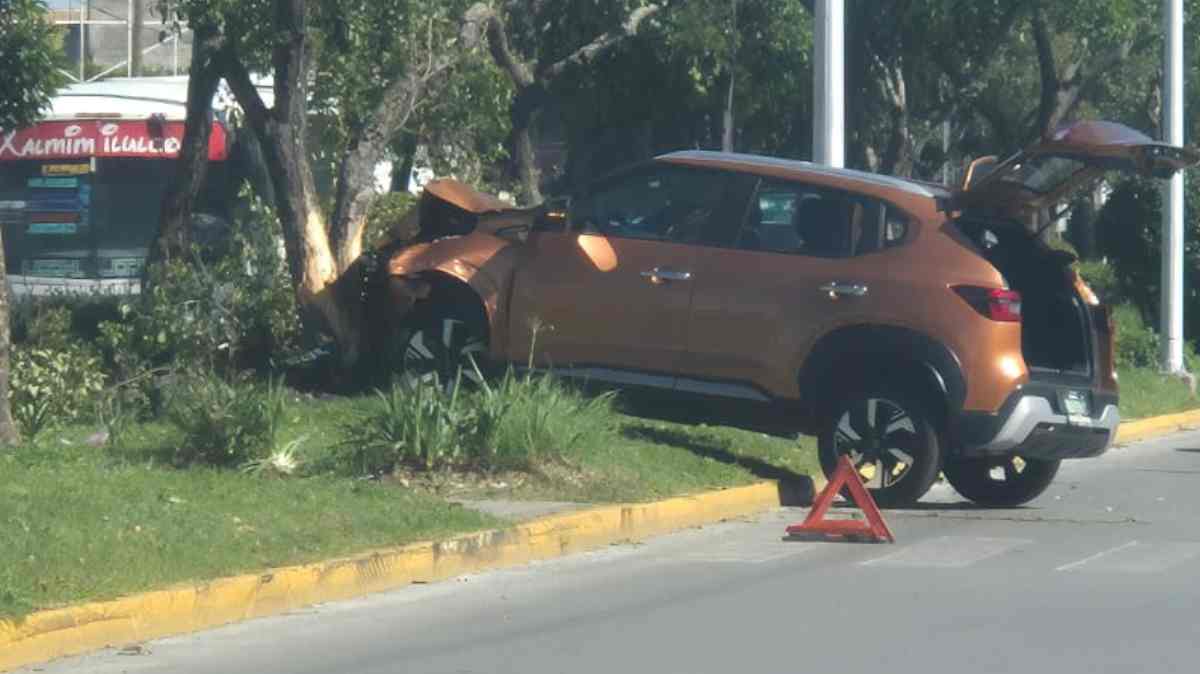Camioneta termina sobre el camellón tras accidente en el bulevar Carmen Serdán, frente al Motel Jacarandas