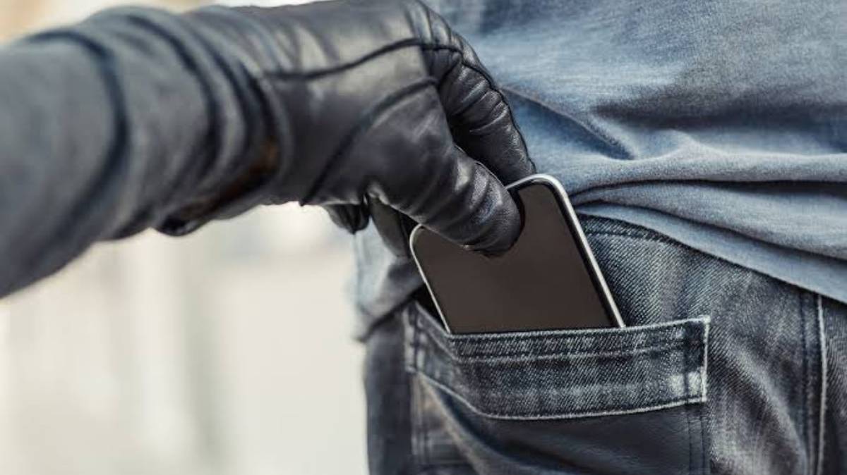 Asaltan y golpean a un joven junto a la Fiscalía de Puebla; le arrebatan su celular antes de subir al transporte