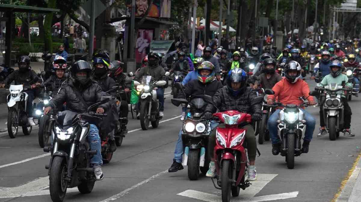 Motociclistas protestan contra Ley Casco en Puebla; reclaman falta de información para obtener engomados
