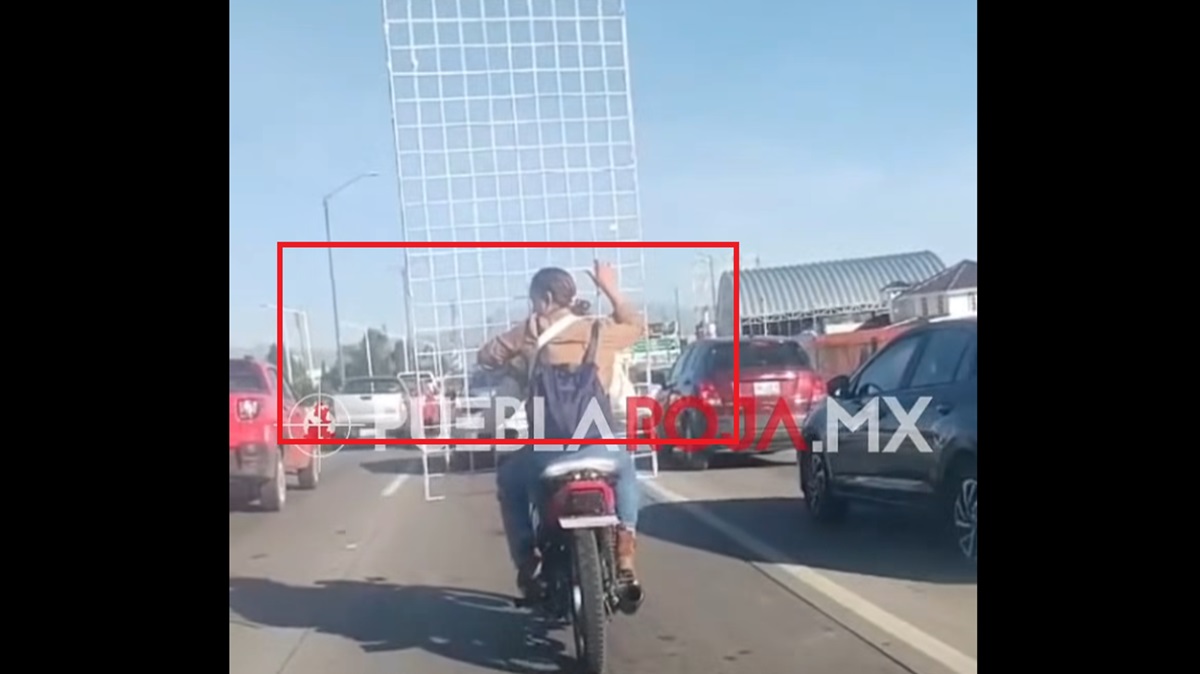 ¡Imprudencia al límite! Captan a pareja en moto circulando con una reja en Periférico Ecológico