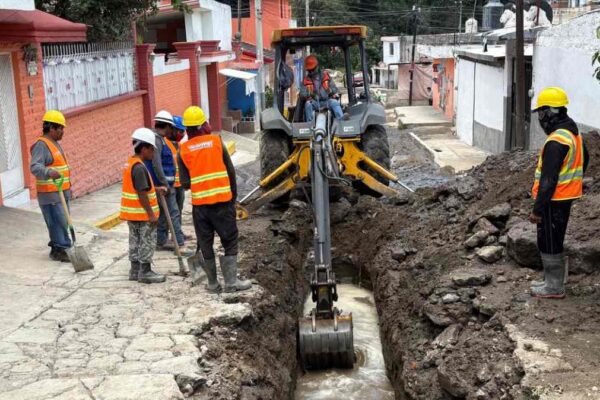 Lluvias siguen abriendo socavones en Puebla; Ayuntamiento refuerza reparaciones en vialidades