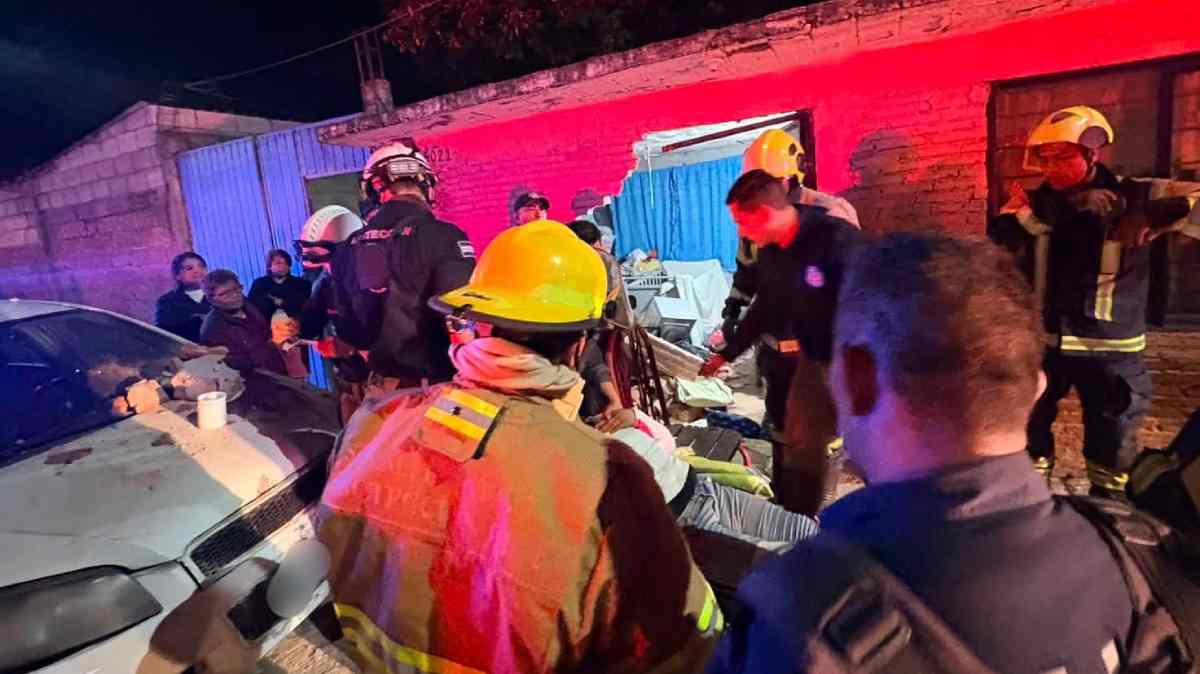 Auto se impacta contra una vivienda en Bosques de Manzanilla; una mujer resulta lesionada en Puebla