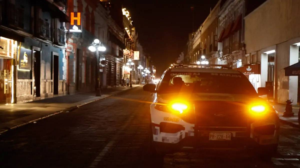 Confirman intento de asalto frente a la Catedral de Puebla; un estacionamiento sin registro de placas complica la investigación