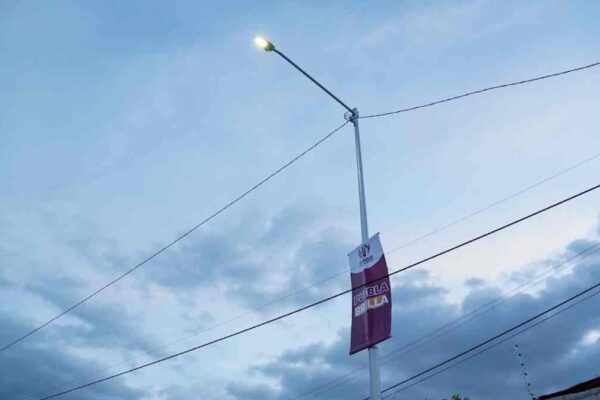 Renuevan alumbrado público en Totimehuacán y Barrio San Juan; colocan 540 luminarias LED para mejorar calles de Puebla