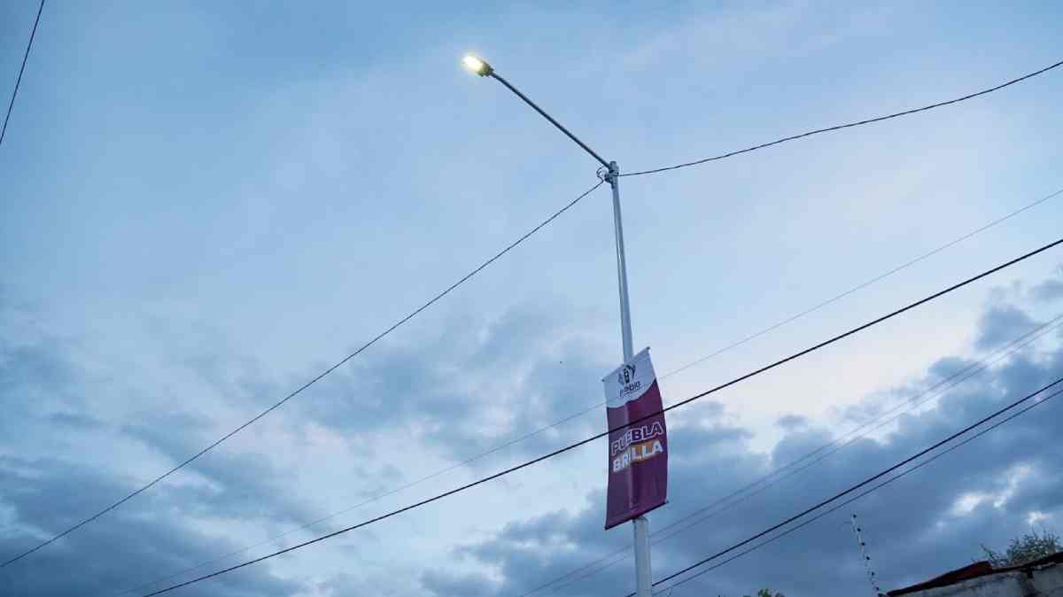 Renuevan alumbrado público en Totimehuacán y Barrio San Juan; colocan 540 luminarias LED para mejorar calles de Puebla