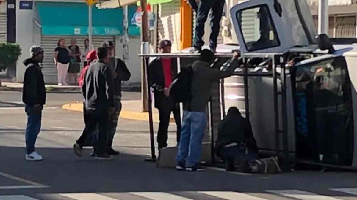 Camioneta con trabajadores vuelca tras choque en Loma Bella; reportan cuatro lesionados en Puebla