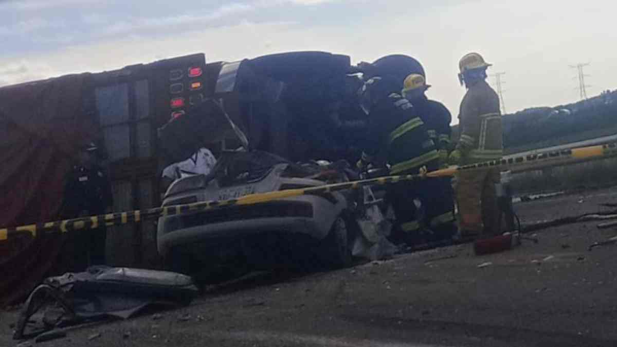 Camión cargado con verduras vuelca y aplasta un automóvil en la autopista Siglo XXI; un hombre murió
