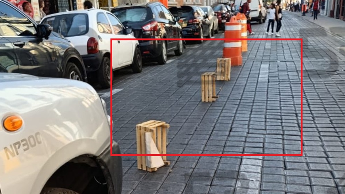 ¡Caos vial en el Centro! Denuncian apartado ilegal de lugares y doble fila en la 12 Poniente