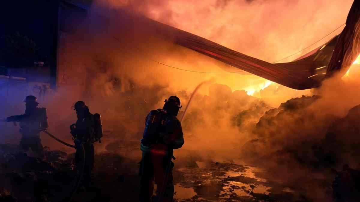 Voraz incendio consume recicladora al norte de Puebla; evacúan inmuebles y bomberos luchan por más de cinco horas