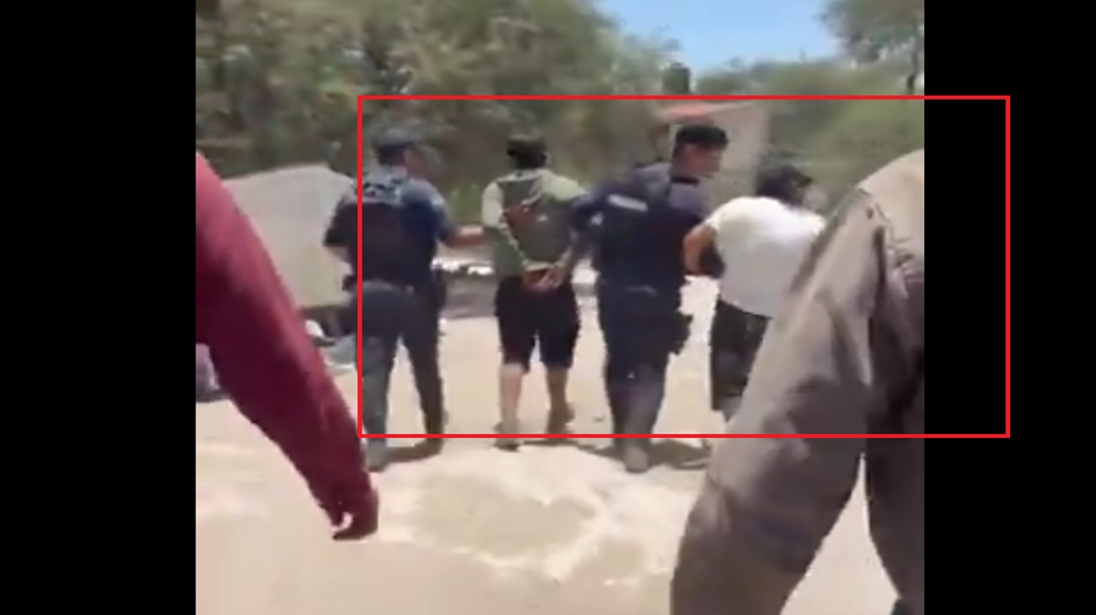 Pobladores usan dron para capturar a presunto ladrón en Puebla; madre intenta evitar su detención