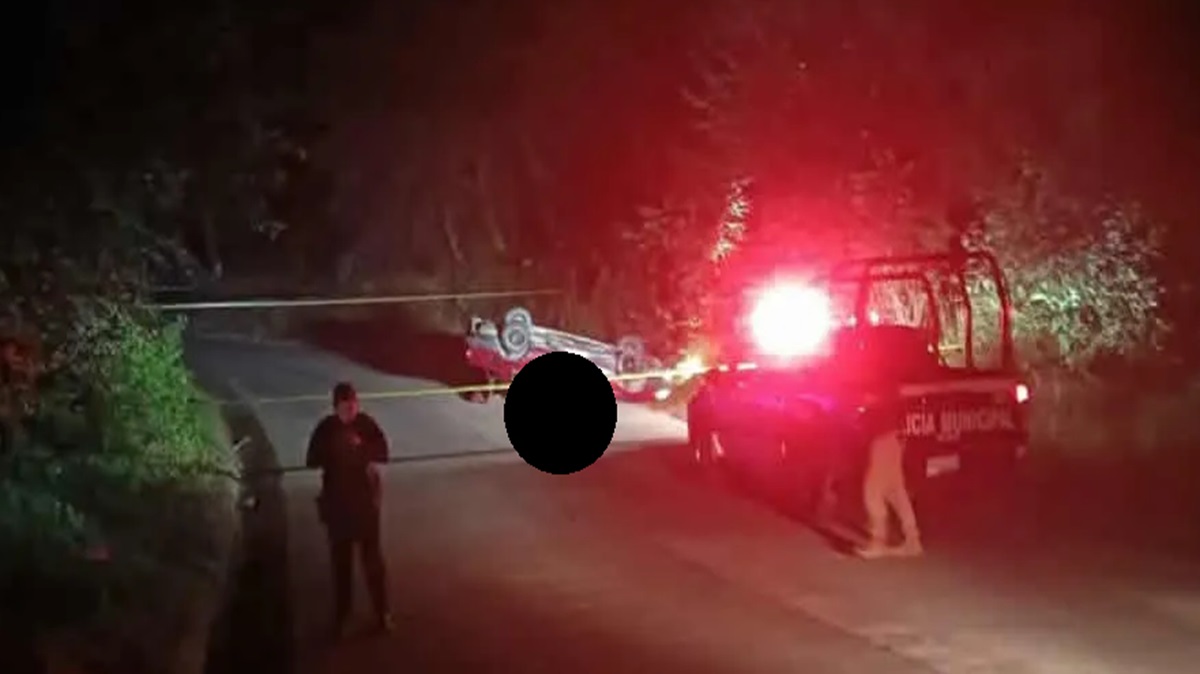 Hallan cuerpo con impactos de bala al interior de vehículo volcado en Puebla