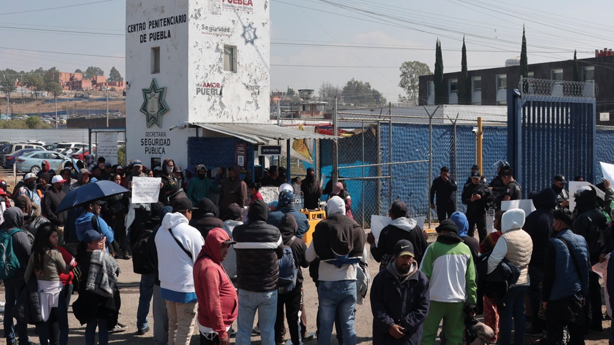 Denuncian control de "La Familia Michoacana" en penal de San Miguel; familiares exigen destitución del director