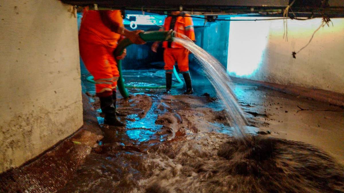 Tras las lluvias, realizan limpieza especial en el Puente de Bubas para preservar uno de los sitios históricos de Puebla