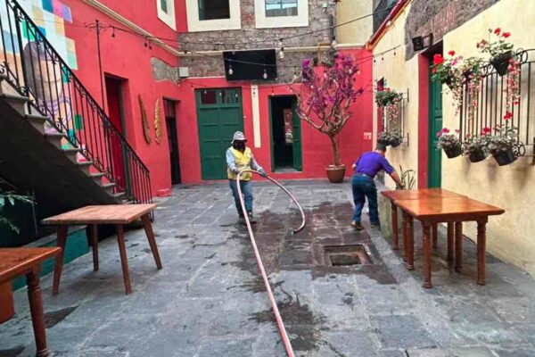 Gobierno de Puebla mantiene atención en el Centro Histórico tras afectaciones por lluvias; continúan labores de limpieza y desazolve