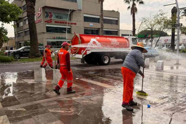 Avenida Juárez fue lavada tras los festejos por el triunfo de México sobre Ecuador