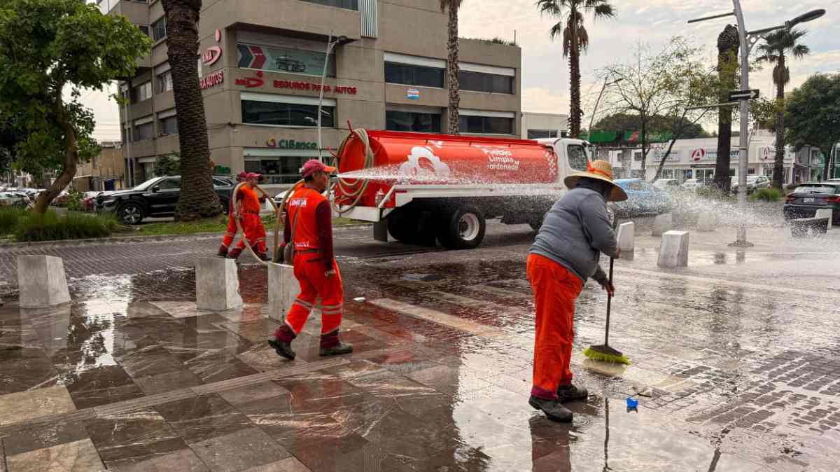 Avenida Juárez fue lavada tras los festejos por el triunfo de México sobre Ecuador