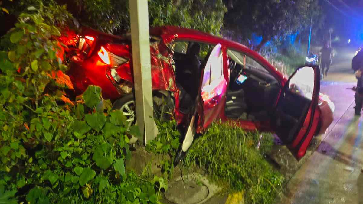 Auto se da a la fuga tras choque en el Periférico de Puebla; tres personas resultan lesionadas