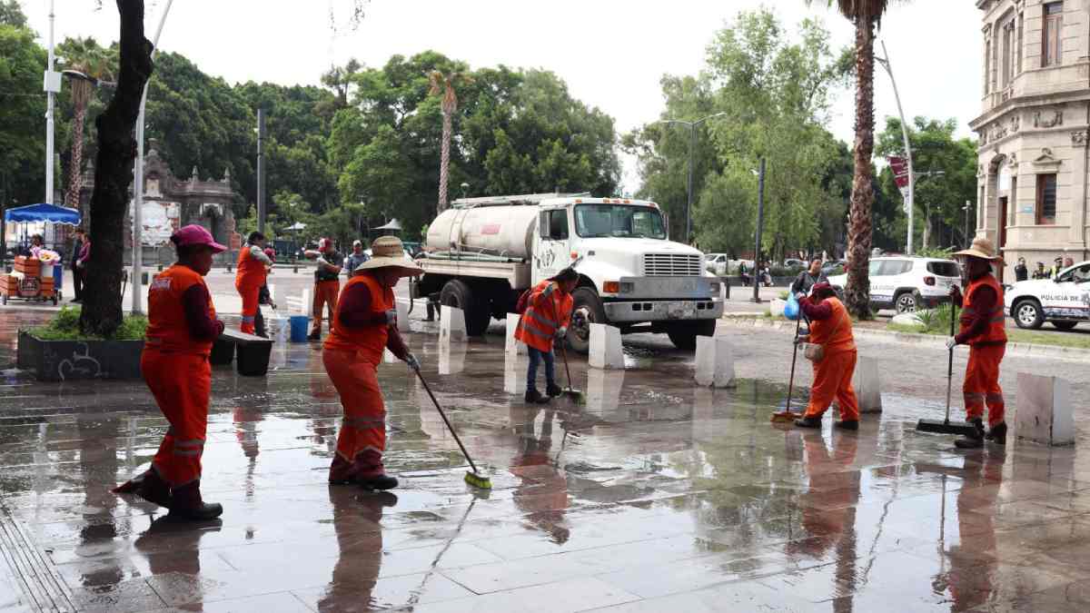 Tras el partido entre México e Inglaterra, realizan limpieza y lavado en la Avenida Juárez