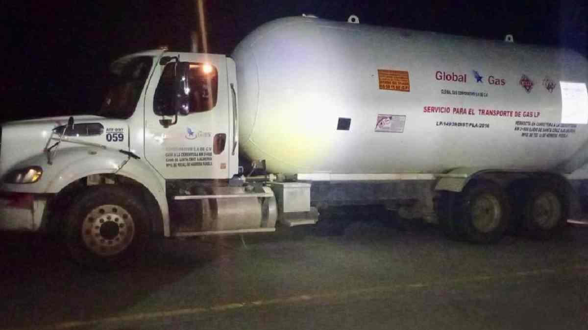 Interceptan pipa cargada con más de 21 mil litros de presunto huachigas en Tepeaca; hay un detenido