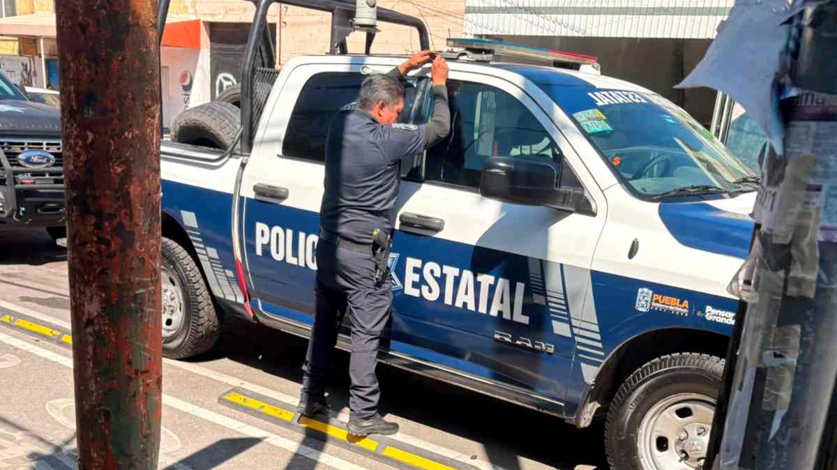 Captan a policía estatal abriendo una patrulla con un gancho en calles del Centro de Puebla