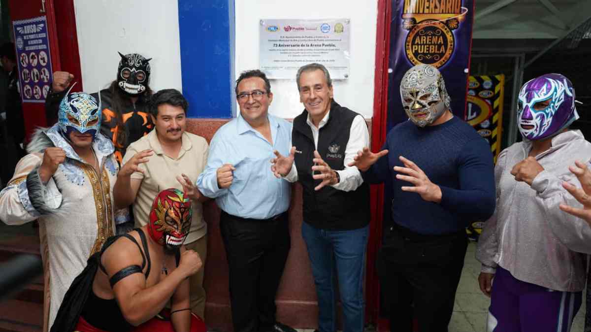 La Arena Puebla celebra 73 años de historia; develan placa conmemorativa por su legado en la lucha libre