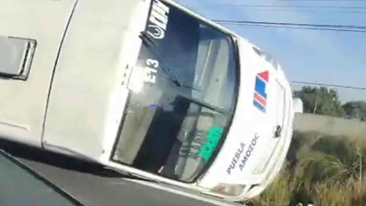 Vuelca ruta Amozoc en la carretera Amozoc-Acajete; pasajeros salen por ventanas y techo de la unidad