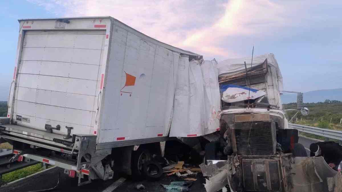 Choque frontal entre tractocamiones deja un muerto y mantiene afectada la circulación en la Cuacnopalan-Oaxaca