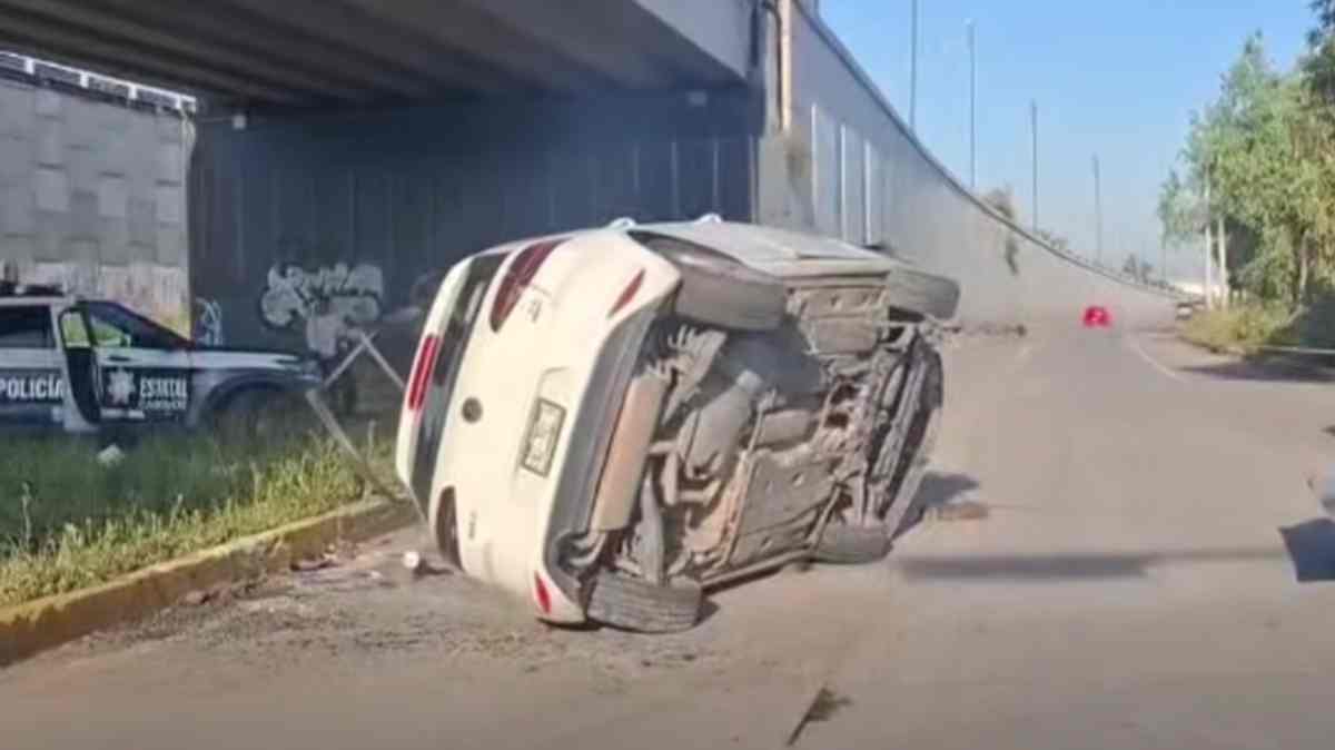 Carambola en Periférico: ocupantes de auto volcado presuntamente iban ebrios y huyeron