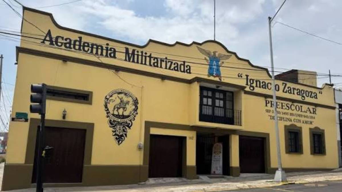 “¡Esta escuela no se cierra!”: alumnos y padres protestan en Puebla contra el cierre de la Academia Militarizada Ignacio Zaragoza