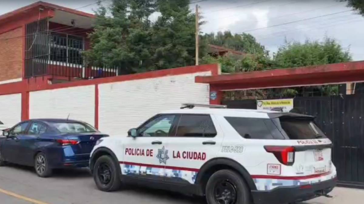 Policía resguarda primaria en Puebla tras asalto a docentes y padres durante inscripciones