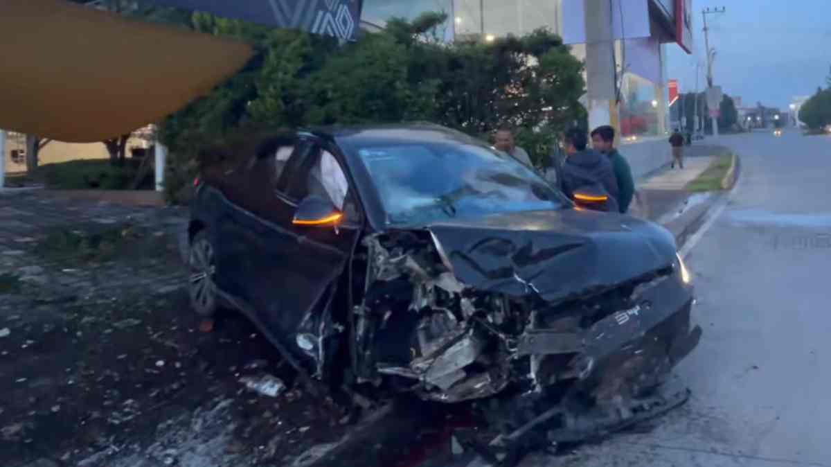 Fuerte accidente en la Vía Atlixcáyotl: conductor pierde el control tras explotar una llanta