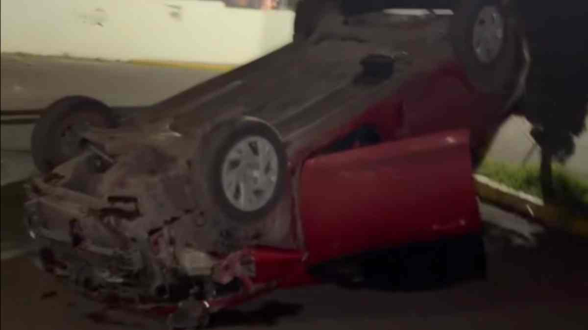Por exceso de velocidad, auto vuelca en Bosques de San Sebastián; conductor abandona la unidad tras derribar árbol y poste