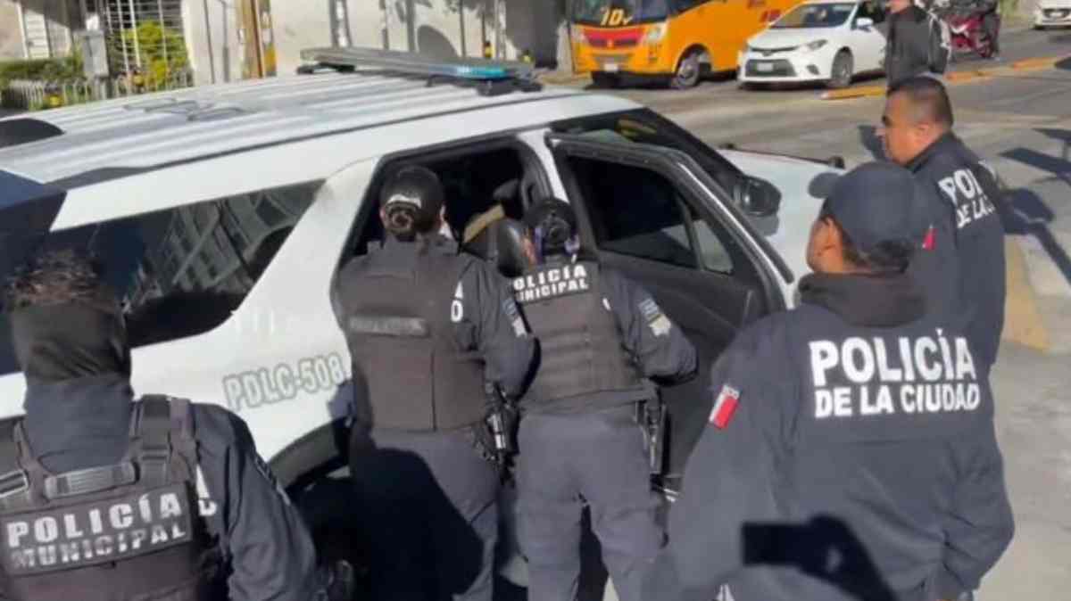 Detienen a seis presuntos carteristas frente a la Facultad de Medicina de la BUAP