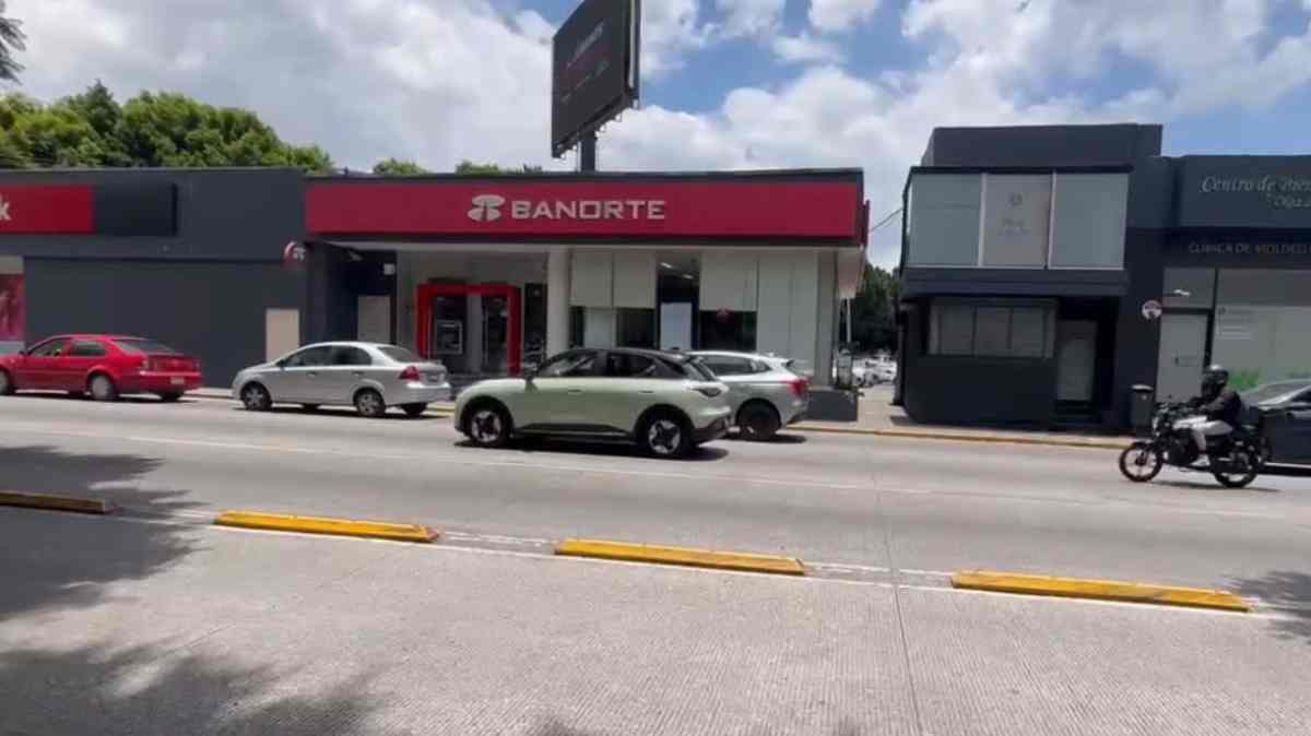 Robo en Banorte de Plaza Dorada en Puebla: hombre huye con hasta 5 mil pesos tras amenaza de bomba