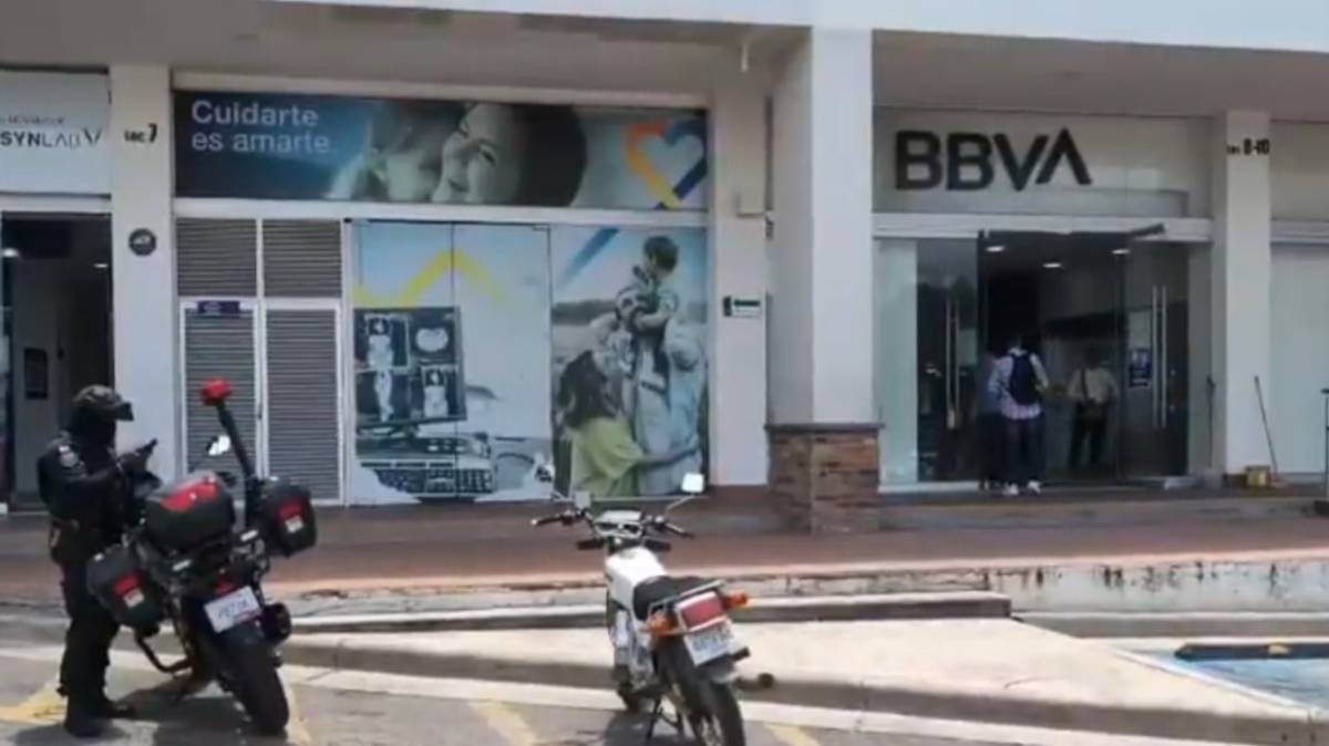 Le quitan 180 mil pesos a cuentahabiente dentro de BBVA en Plaza San Diego, Cholula