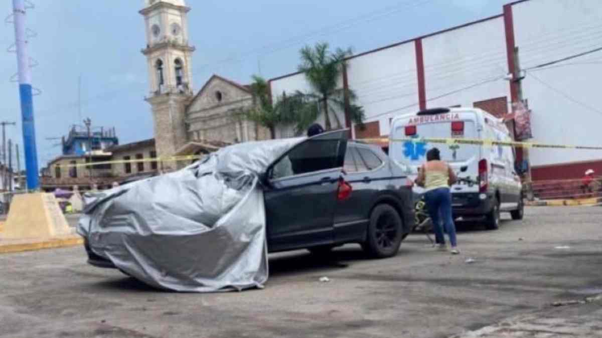 Asesinan a hombre en pleno centro de Tenampulco; el atacante escapó frente a la comandancia