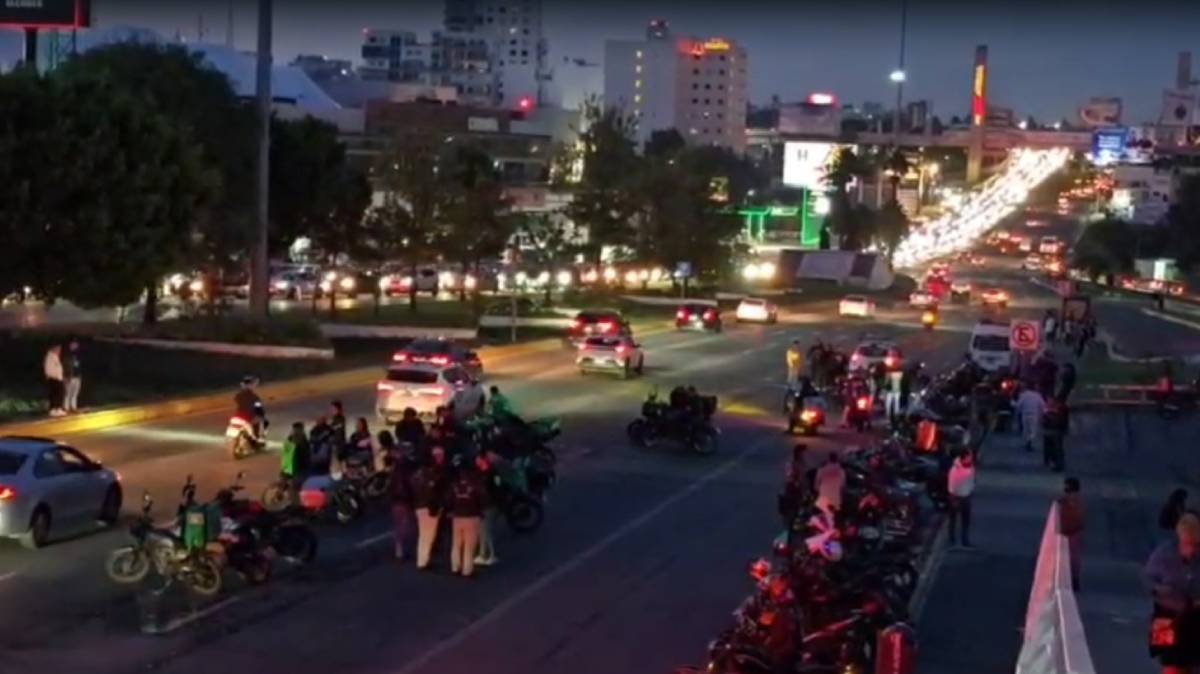 Manifestación de motociclistas colapsa la Vía Atlixcáyotl; continúa el bloqueo contra la llamada “Ley Casco”