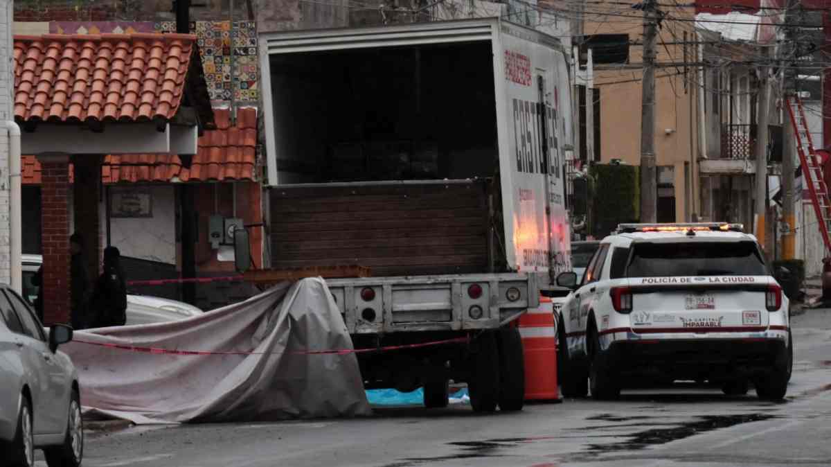 Muere trabajador aplastado por una tonelada de azulejos durante maniobras de descarga en empresa Castores de Puebla
