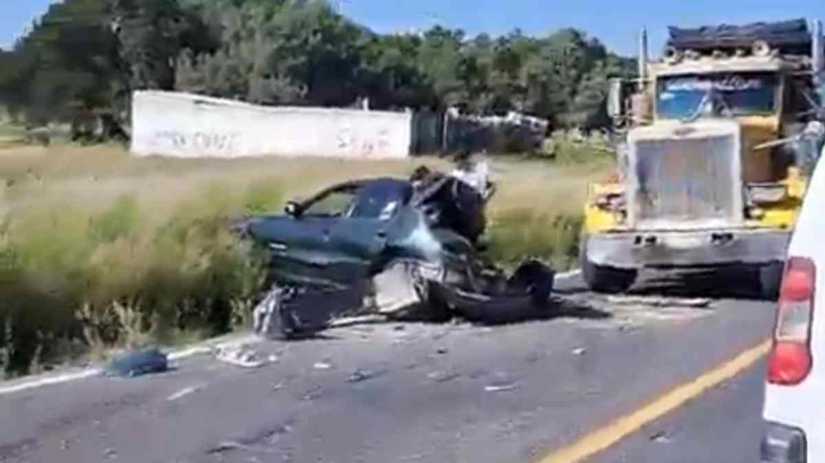 Tractocamión destroza automóvil en la autopista Puebla-Orizaba; el choque genera caos vial rumbo a Acajete