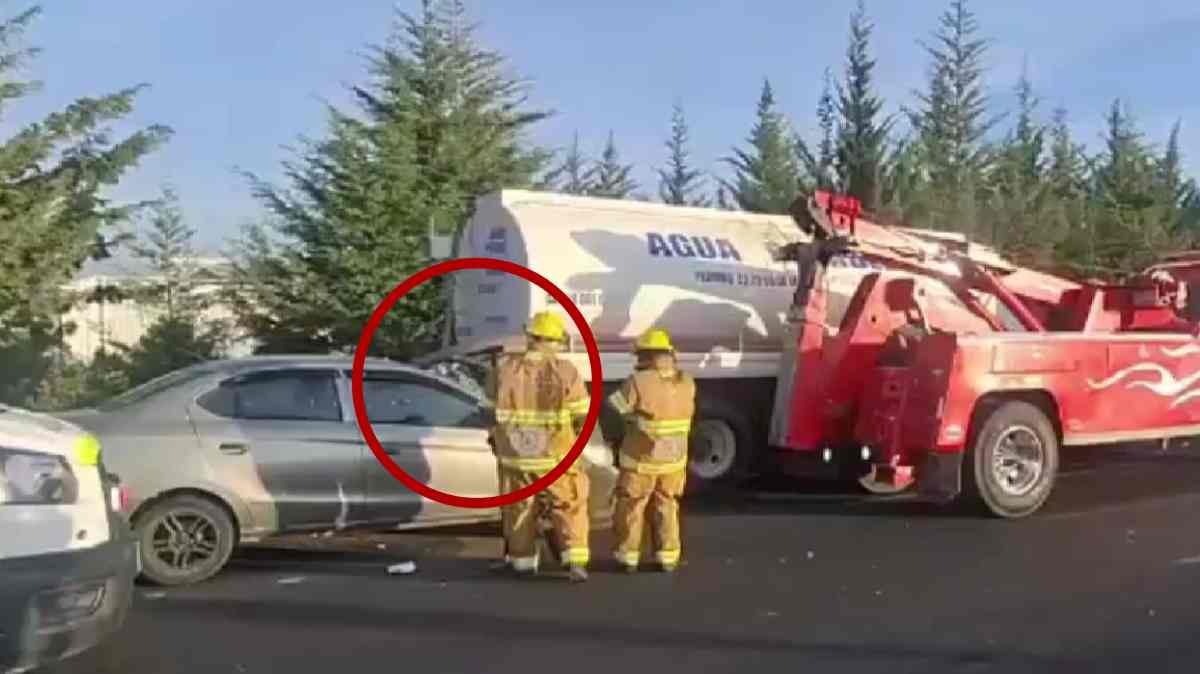 Choque entre auto y pipa paraliza el Periférico Ecológico, en Chachapa; tres personas resultan lesionadas