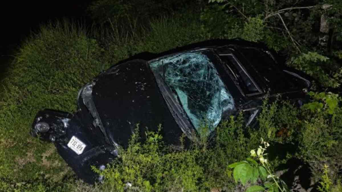 Dos hombres mueren al caer camioneta a un barranco de 85 metros en Pantepec; una de las víctimas era elemento de la Guardia Nacional