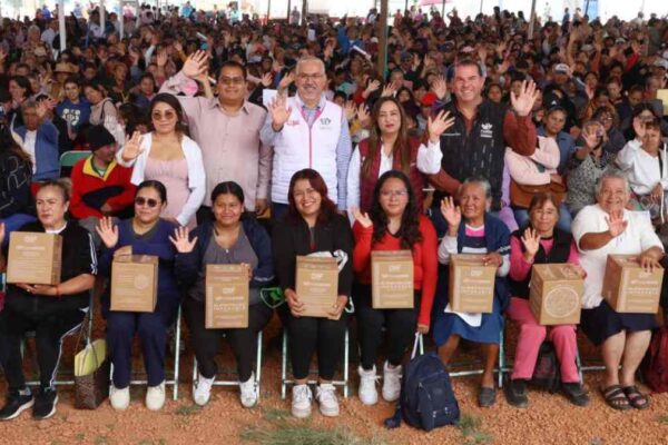 Gobierno de Pepe Chedraui entrega más de 11 mil despensas en San Pablo Xochimehuacan