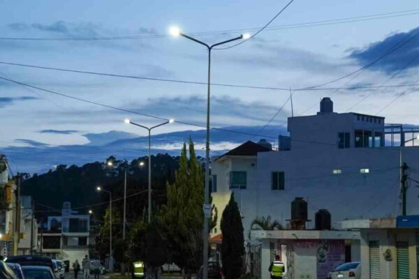 Puebla Brilla: Pepe Chedraui moderniza 113 luminarias y deja con LED todo Hacienda Los Capulines II