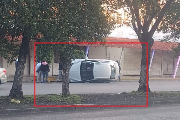 Precaución: Volcadura en La Fayuca genera tráfico; autoridades laboran en el retiro de la unidad.